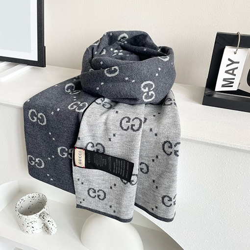 グッチニットとカシミヤのスカーフ