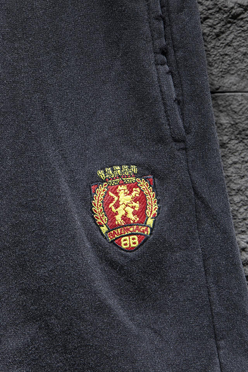 バレンシアガスーパーコピー古い穴を開けて水を洗うロゴ刺繍パンツ