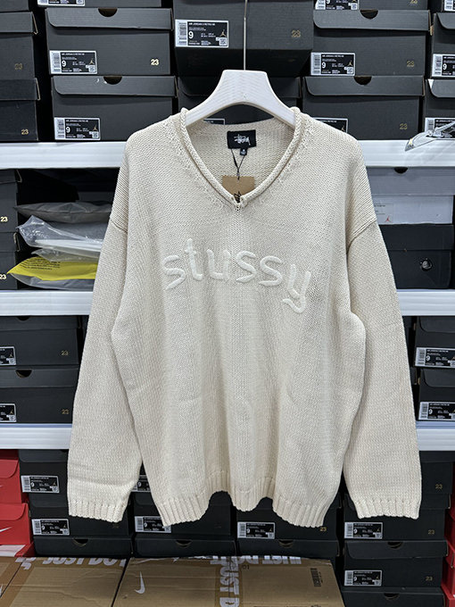 ステューシーStussy FW24 EMBROIDERED V-NECK LOGO SWEATER 刺繍ロゴVネックロゴセーター