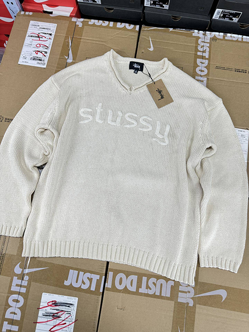 ステューシーStussy FW24 EMBROIDERED V-NECK LOGO SWEATER 刺繍ロゴVネックロゴセーター