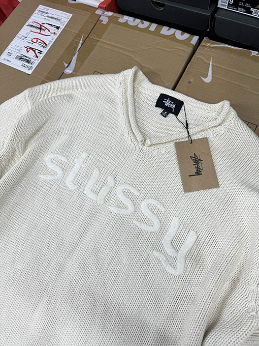 ステューシーStussy FW24 EMBROIDERED V-NECK LOGO SWEATER 刺繍ロゴVネックロゴセーター