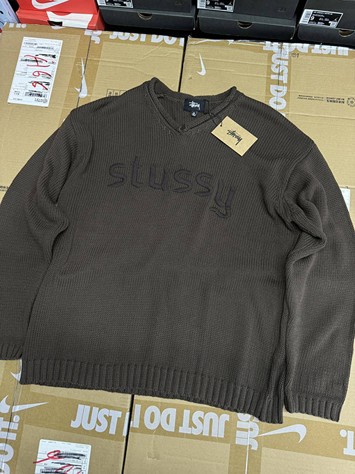 ステューシーStussy FW24 EMBROIDERED V-NECK LOGO SWEATER 刺繍ロゴVネックロゴセーター