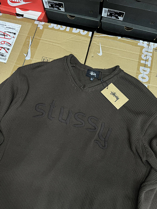 ステューシーStussy FW24 EMBROIDERED V-NECK LOGO SWEATER 刺繍ロゴVネックロゴセーター