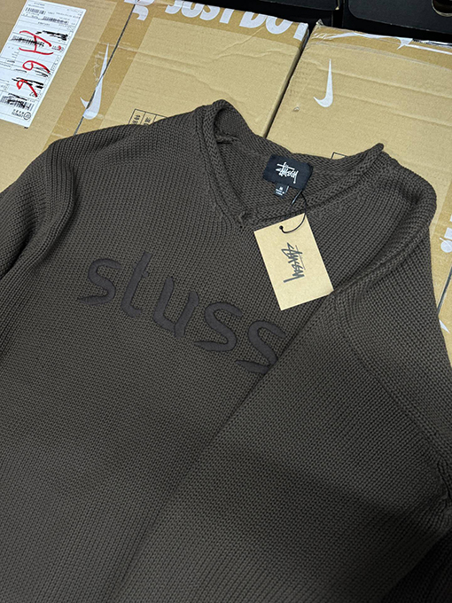 ステューシーStussy FW24 EMBROIDERED V-NECK LOGO SWEATER 刺繍ロゴVネックロゴセーター