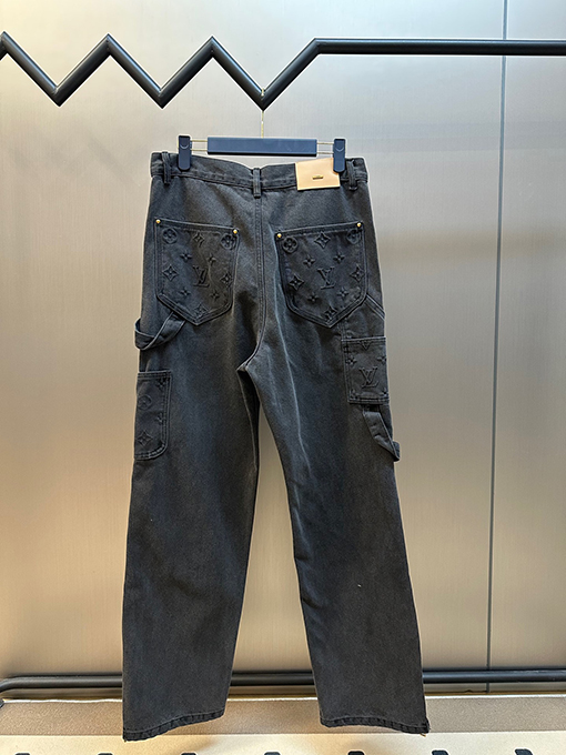 ルイヴィトン エンボス加工のデニムパンツ