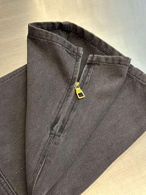 ルイヴィトン エンボス加工のデニムパンツ