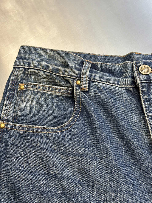 ルイヴィトン エンボス加工のデニムパンツ