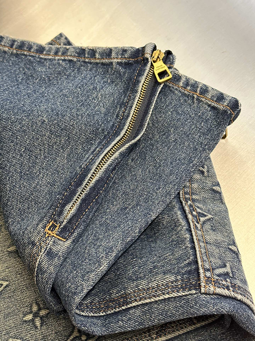 ルイヴィトン エンボス加工のデニムパンツ