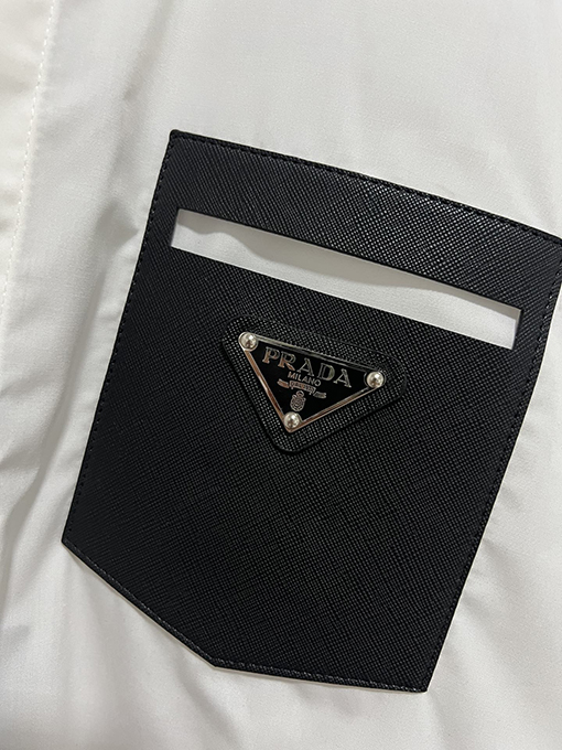 プラダコピー新しい胸のステッチ金属逆三角皮の高品質シャツ