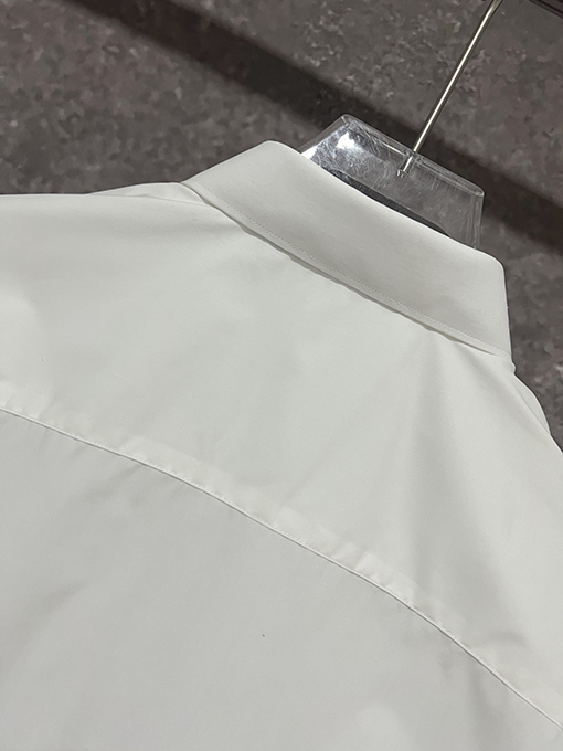プラダコピー新しい胸のステッチ金属逆三角皮の高品質シャツ