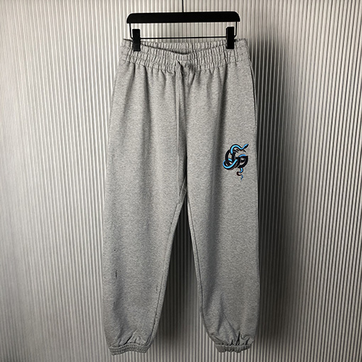 グッチスネークイヤープリントコットンジョギングパンツ