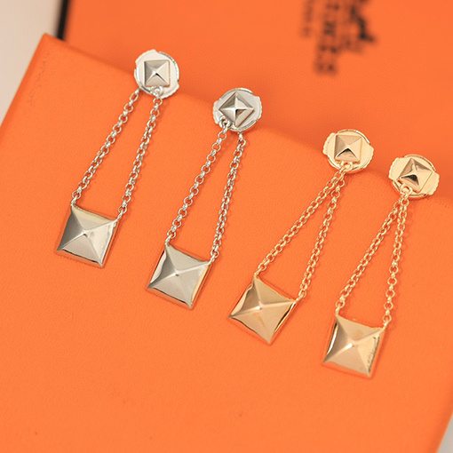 エルメスリベットピアス