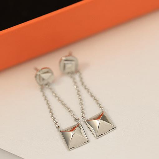 エルメスリベットピアス
