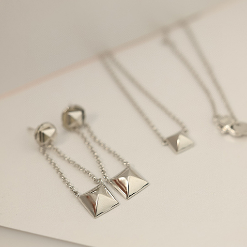エルメスリベットピアス