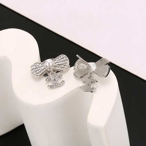 シャネルクラシックなダブルCリボンピアス