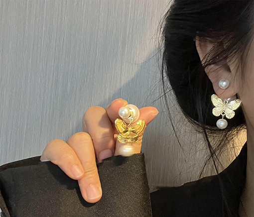 ディオールバタフライパールピアス