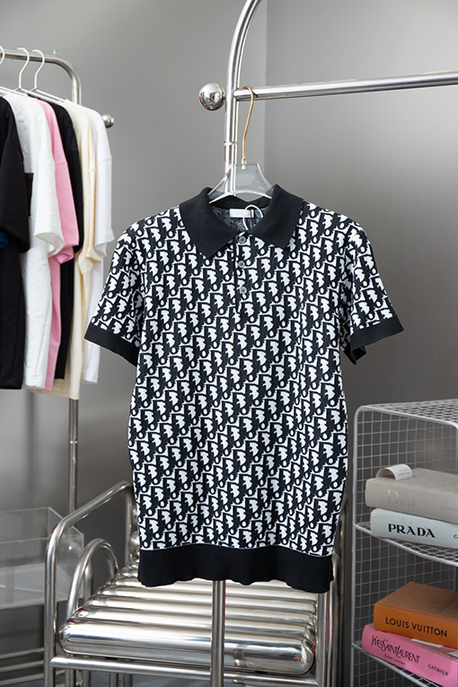 ディオールロゴの立体文字Tシャツ