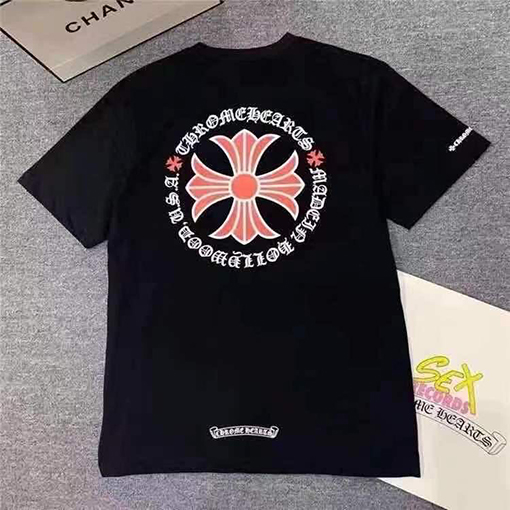 クロムハーツコピー 赤い十字架サンスクリット文字のラウンドネック半袖Tシャツ