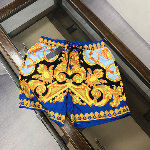ヴェルサーチロゴデザインの新しいショートパンツ