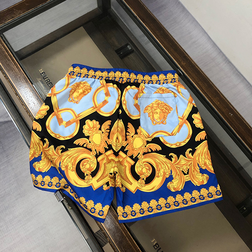ヴェルサーチロゴデザインの新しいショートパンツ
