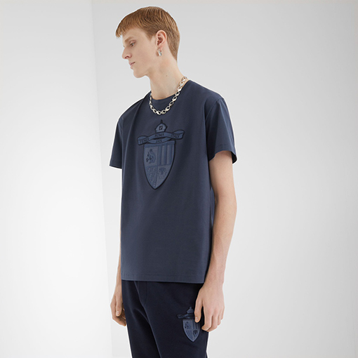 フェンディ新しいクラブシールドバッジ刺繍Tシャツ