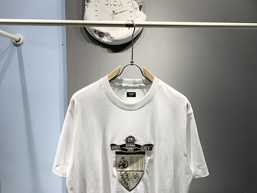 フェンディ新しいクラブシールドバッジ刺繍Tシャツ