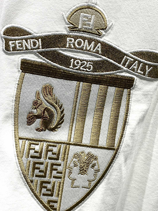 フェンディ新しいクラブシールドバッジ刺繍Tシャツ