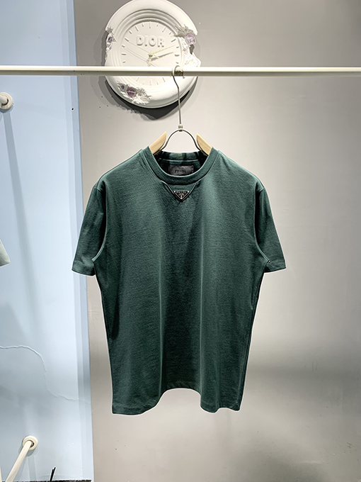 プラダ新しいエナメル三角ロゴTシャツ