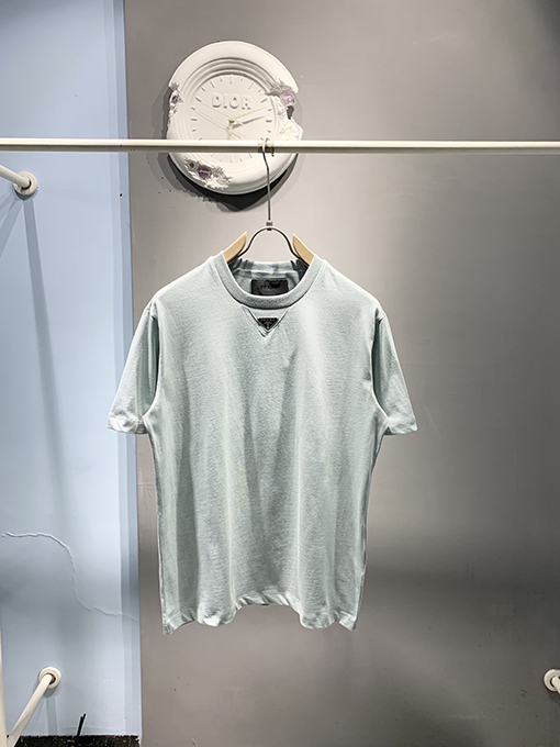プラダ新しいエナメル三角ロゴTシャツ