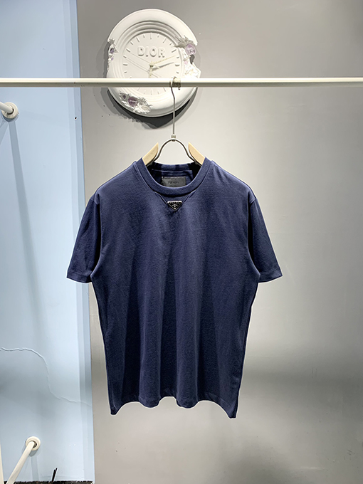 プラダ新しいエナメル三角ロゴTシャツ