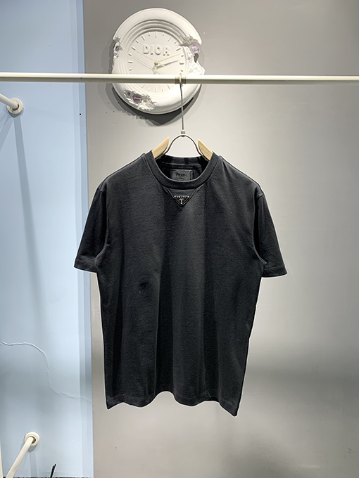 プラダ新しいエナメル三角ロゴTシャツ