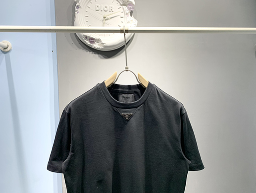 プラダ新しいエナメル三角ロゴTシャツ