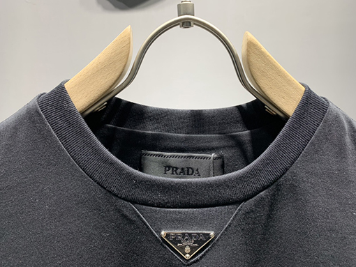 プラダ新しいエナメル三角ロゴTシャツ