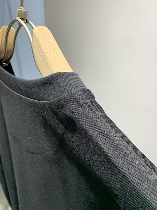 プラダ新しいエナメル三角ロゴTシャツ