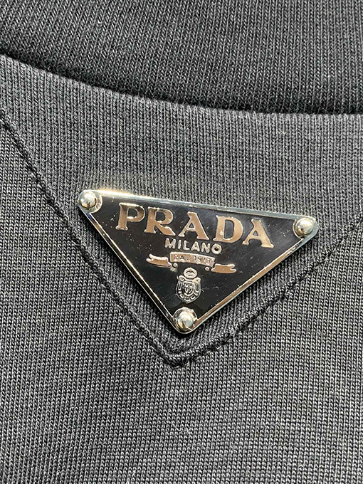 プラダ新しいエナメル三角ロゴTシャツ