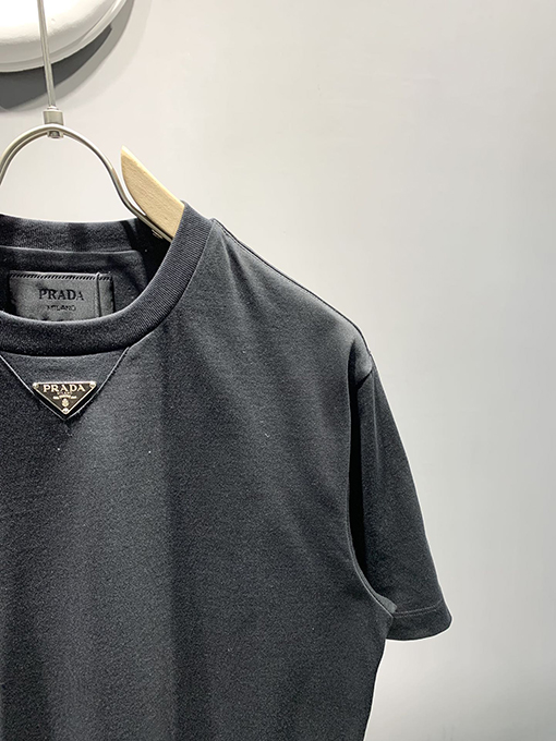 プラダ新しいエナメル三角ロゴTシャツ