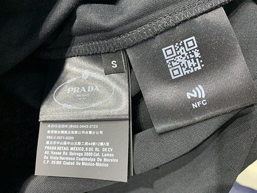 プラダ新しいエナメル三角ロゴTシャツ