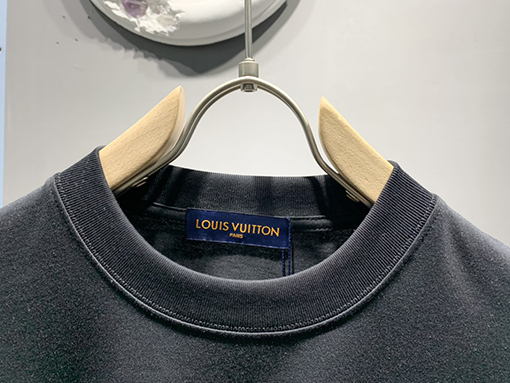 ルイヴィトンポケットロゴ刺繍Tシャツ