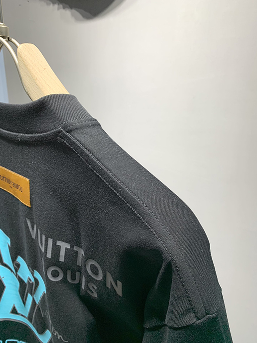 ルイヴィトンポケットロゴ刺繍Tシャツ