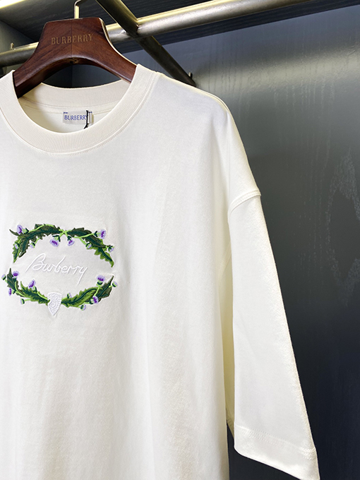 バーバリー 新しいアザミウムパターンロゴ半袖Tシャツ