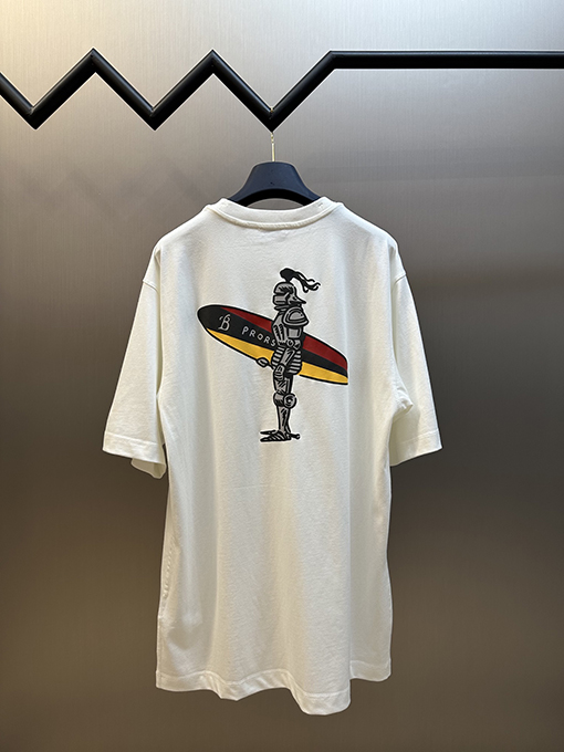 バーバリースーパーコピー 兵士のサーフボードラウンドネック半袖Tシャツ