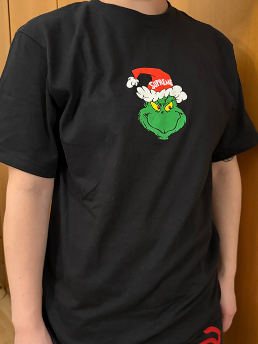シュプリームスーパーコピー SUPREME FW24 グリンチクリスマスTシャツ