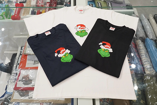シュプリームスーパーコピー SUPREME FW24 グリンチクリスマスTシャツ