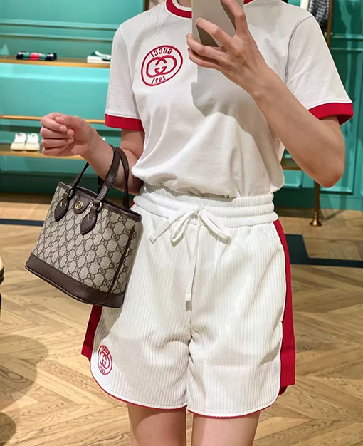 グッチ レディース新しいロゴ半袖Tシャツ