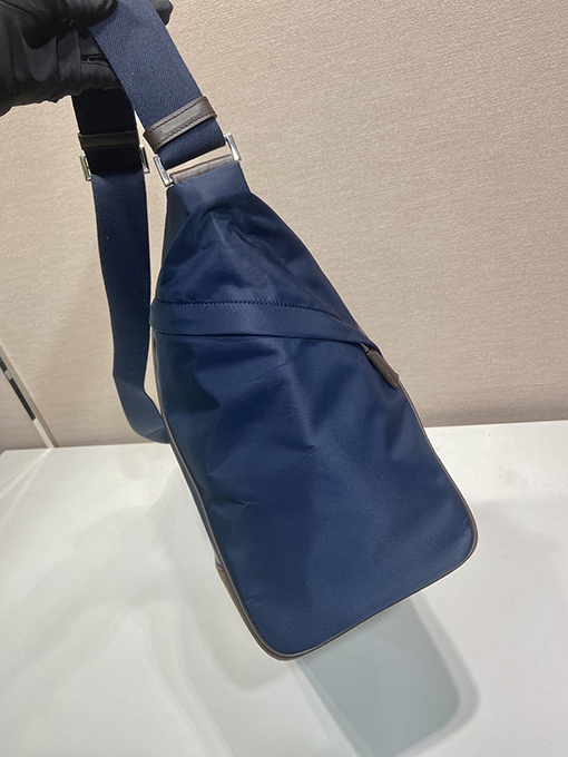 プラダ新しいメッセンジャーバッグ