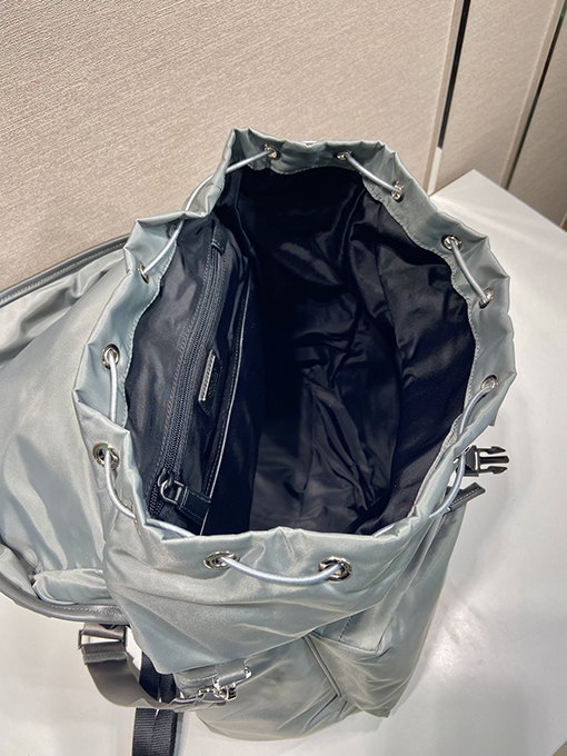 プラダ新しいリュックサッ