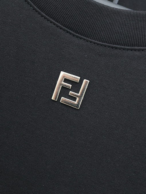 フェンディ 新しいネックラインハードウェア半袖Tシャツ