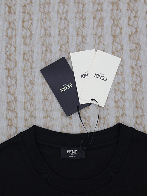 フェンディ 新しいネックラインハードウェア半袖Tシャツ