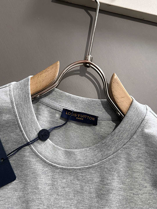 ルイヴィトン 「世界は君たち」をテーマにしたクラックプリント前後のラインストーン半袖Tシャツ