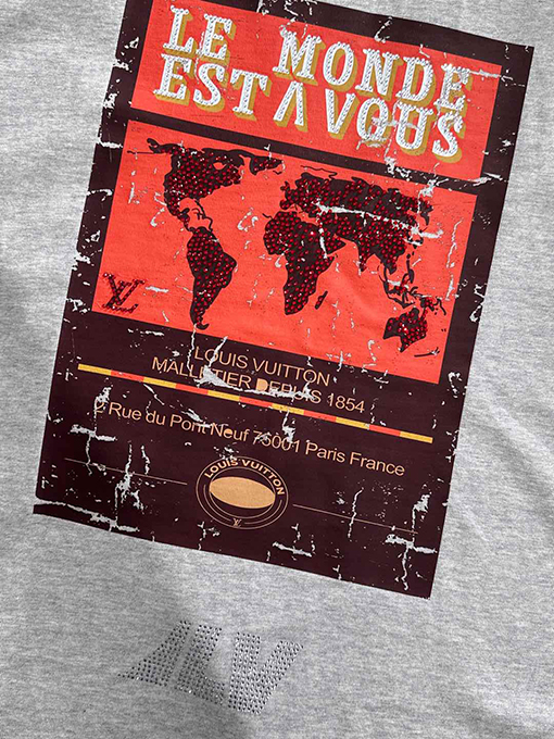 ルイヴィトン 「世界は君たち」をテーマにしたクラックプリント前後のラインストーン半袖Tシャツ